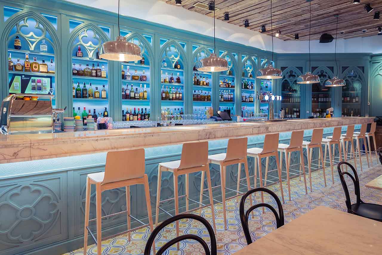 How to Choose Bar Chairs: Height, Materials, and Comfort Standards for HoReCa Venues